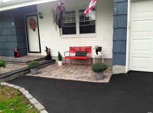 14 Loughlin Dr, Shirley, NY 11967