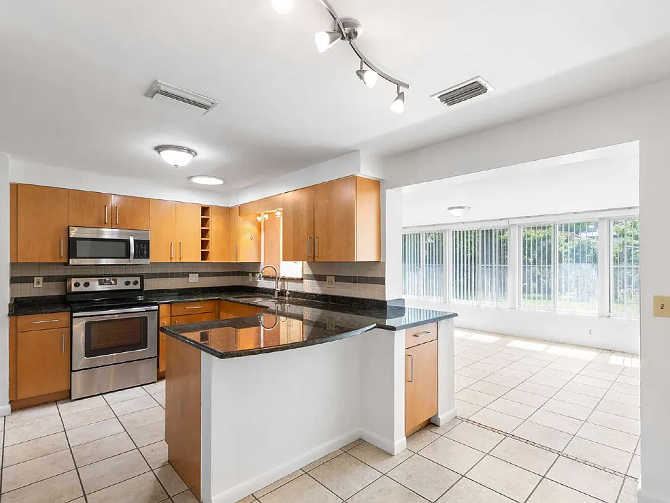 1812 Lady Mary Dr