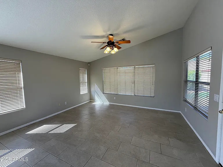 1644 E Oakland St — Photo 12