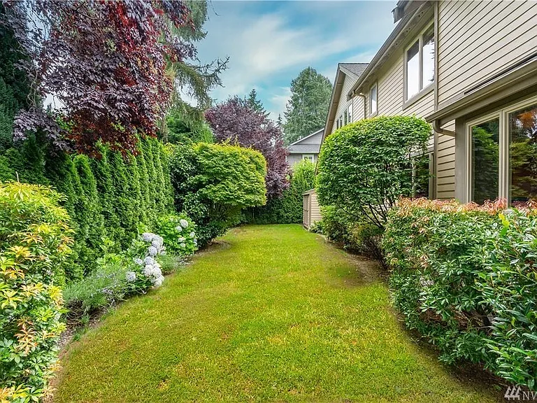 10444 NE 16th Pl — Photo 32