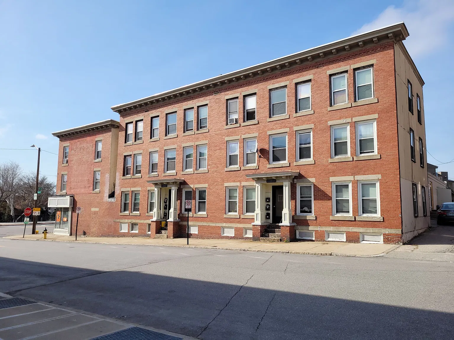 $1425 -Second floor - Studio / 1 Bath Apartment in Downtown Manchester with All Utilities Included — Photo 1