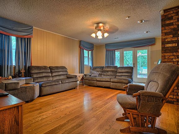 3rd image of 207 N Fairbanks Cir