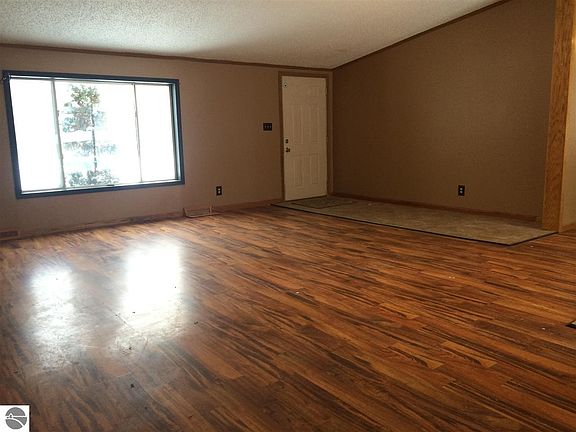 5th image of 1376 Laura Ln NE