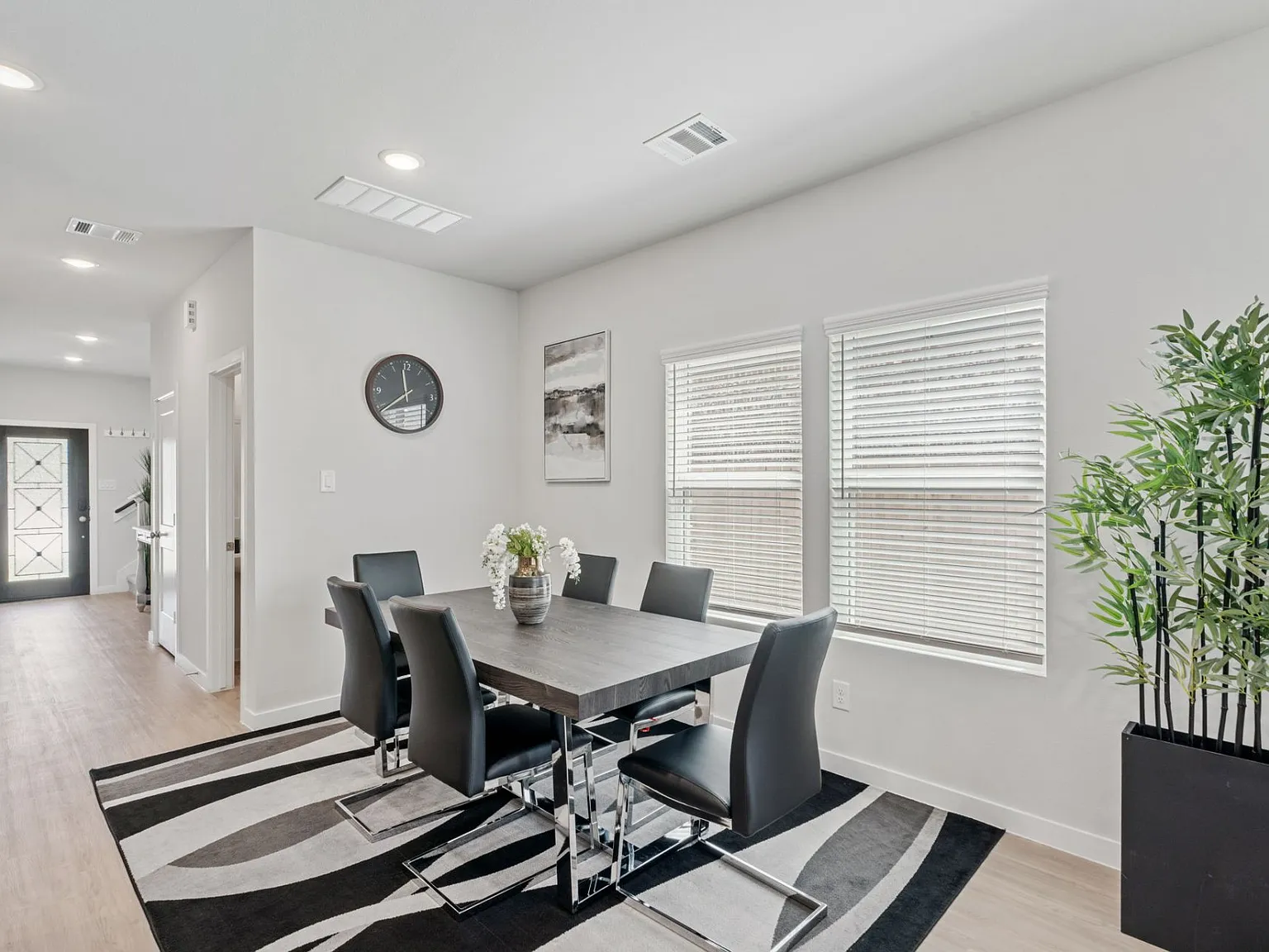 4 bed, $3,900 — Photo 3