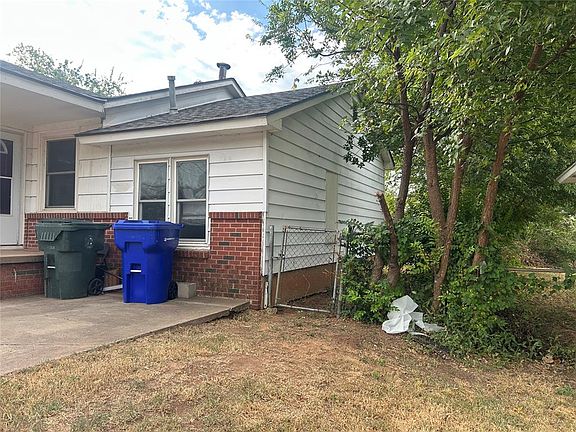 4th image of 1012 N Locust Ln