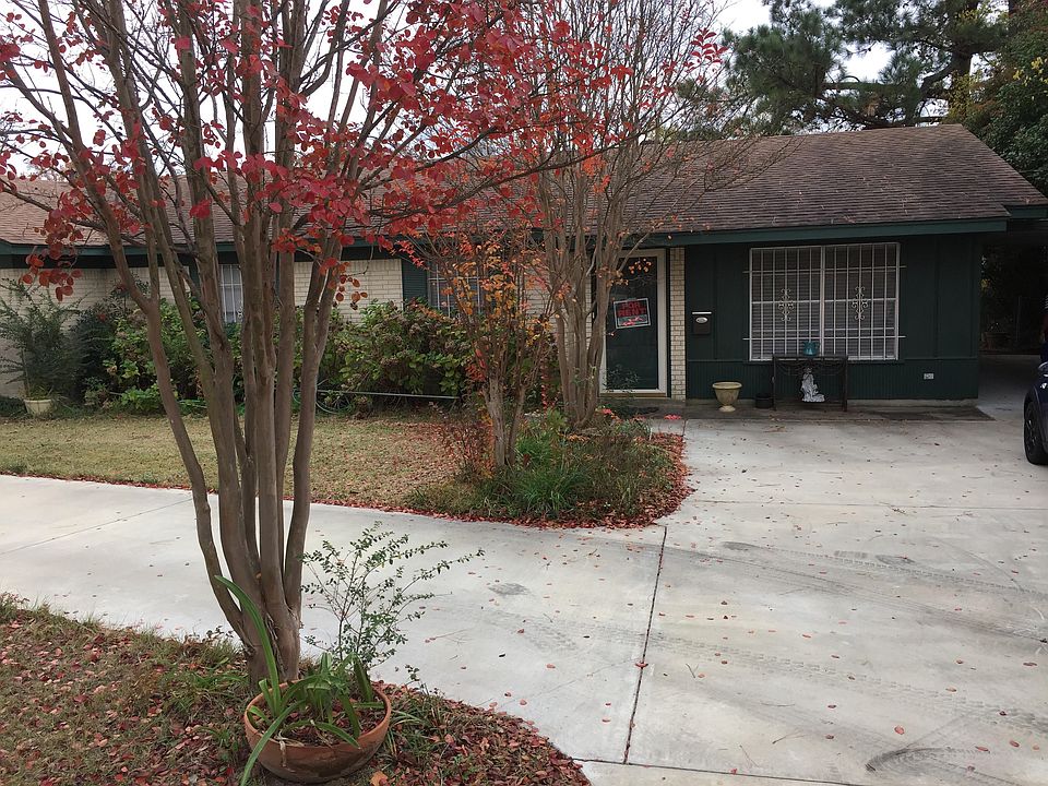 2nd image of 1302 Hollybrook Dr #A