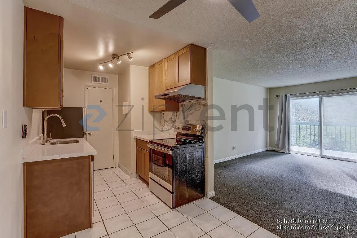 2 bed, 900 sqft, $2,400 — Photo 4