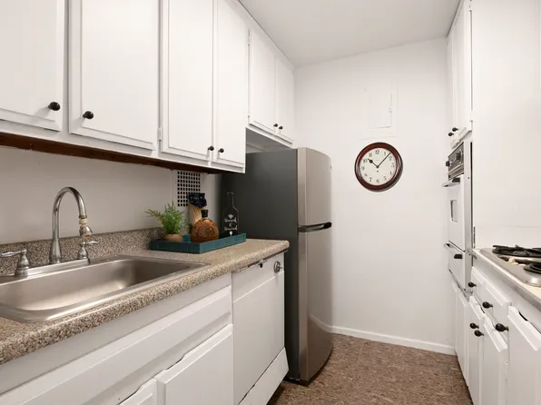 16 West 16th Street image 2 of 12