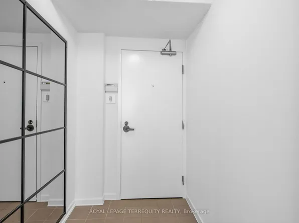 25 Maitland St #210, Toronto, ON M4Y 2W1