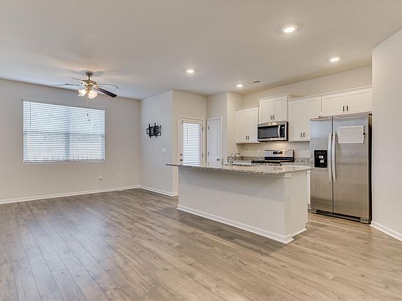 3rd image of 930 Quaint Parish Cir