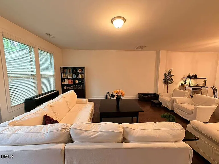 735 Lampwick Ln — Photo 10