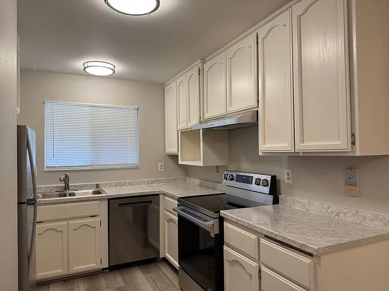 3095 Rosemont Dr — Photo 2