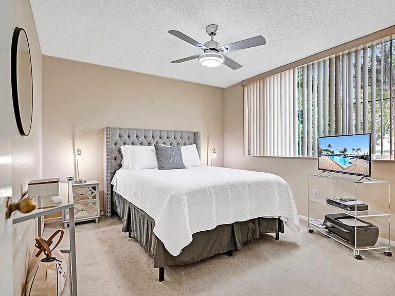 107 Half Moon Cir #H1 — Photo 37