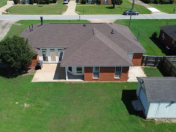 4th image of 245 Lakeshore Dr