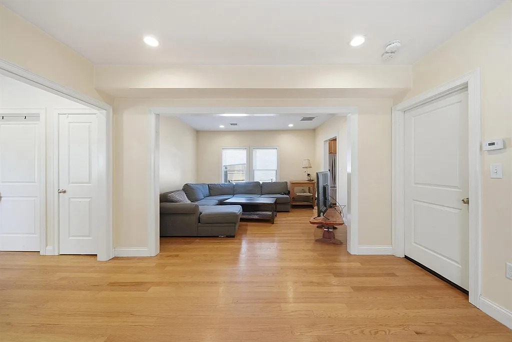 4 bed, 2.0 bath, 1624 sqft, $4,000 — Photo 3