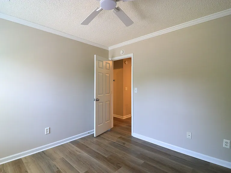 220 Loskin Ln — Photo 28