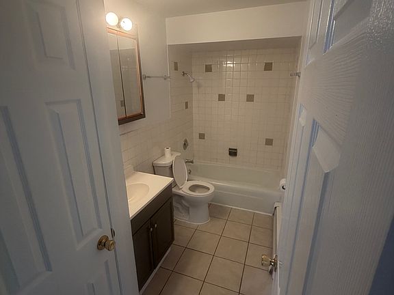 3rd image of 6724 W 107th St