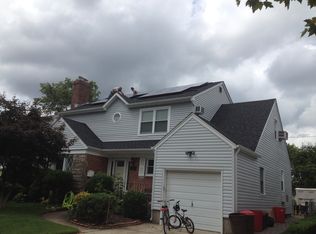 35 Lawrence St, New Hyde Park, NY 11040