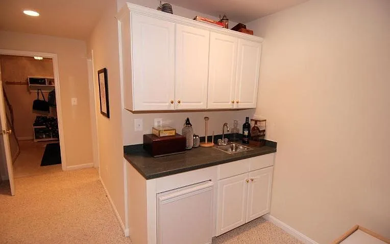 Basement wetbar
