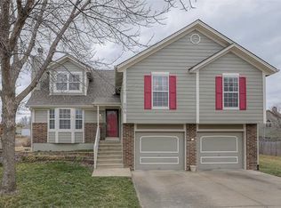 308 NE Applewood Cir, Lees Summit, MO 64086