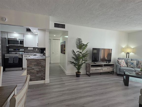 4th image of 2831 Somerset Drive #105