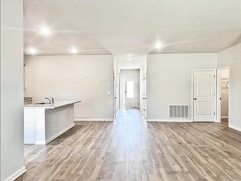 724 Edgemont Cir — Photo 8