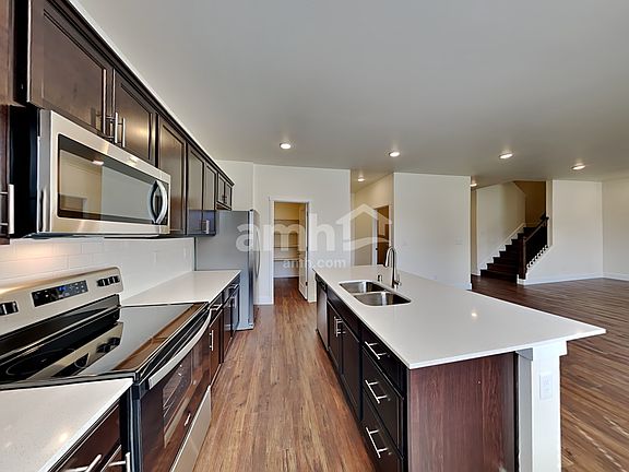 4th image of 685 Dudley St