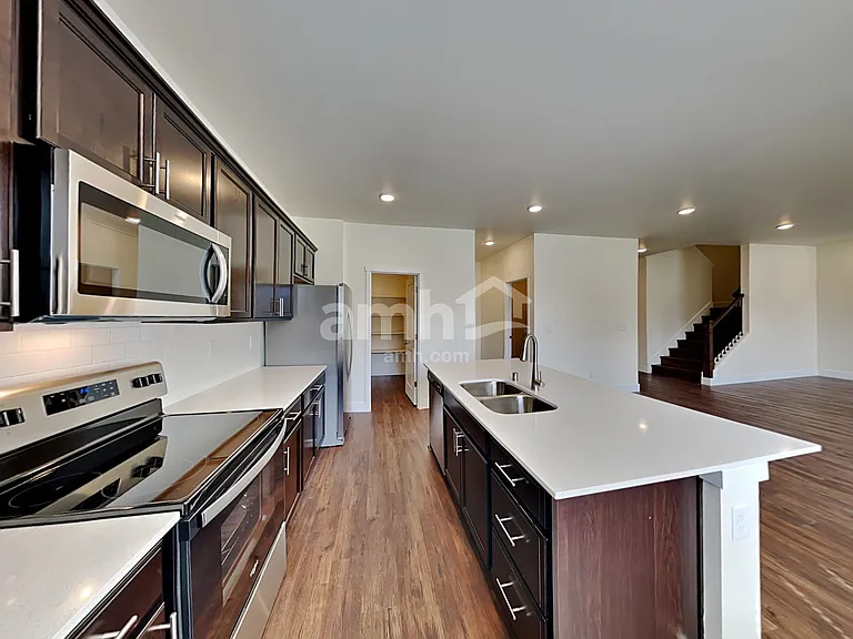 685 Dudley St — Photo 4