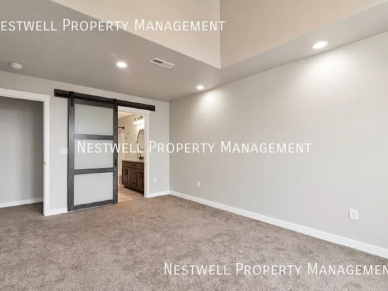 323 N 725 E — Photo 16