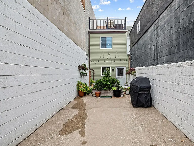114 E Allen St — Photo 29