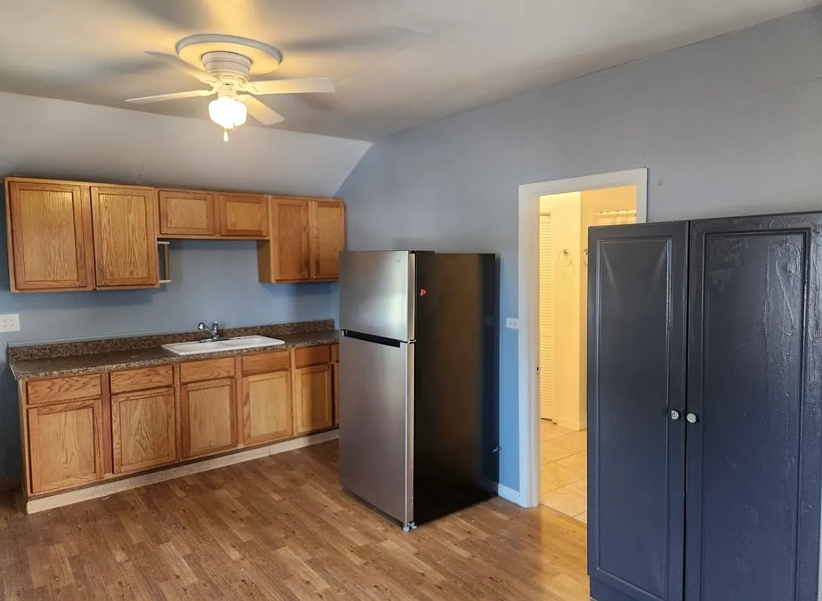 2 bed, 750 sqft, $1,050 — Photo 3