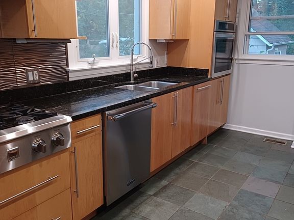3rd image of 574 Gray Ave