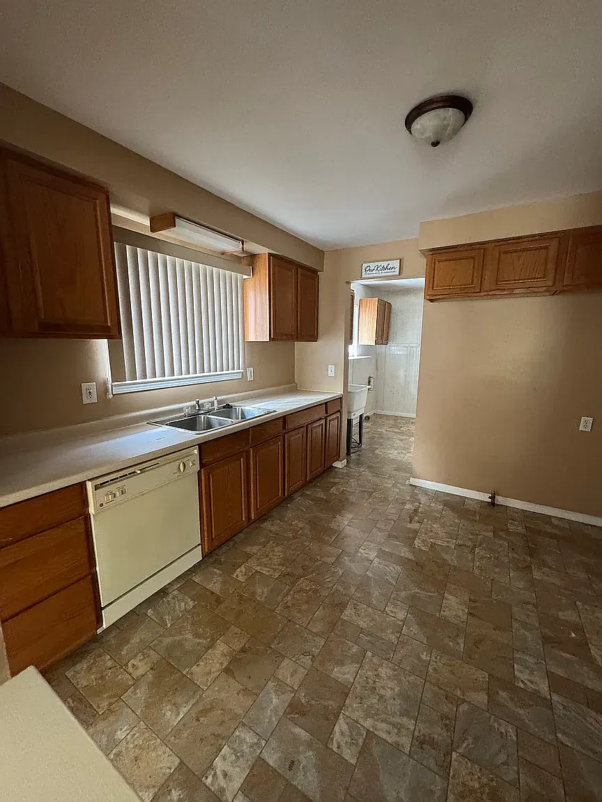 3 bed, 988 sqft, $1,350 — Photo 3