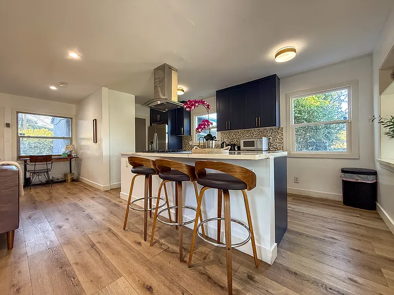 6744 Mulholland Dr — Photo 10