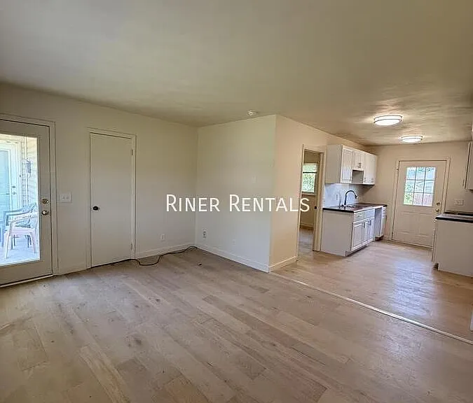 423 Barbee St #10 — Photo 4