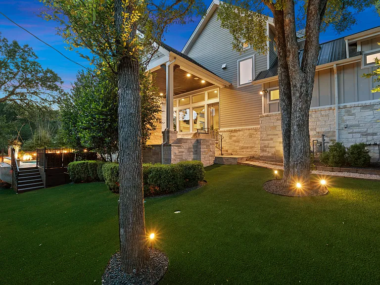 1002 Meriden Ln — Photo 13