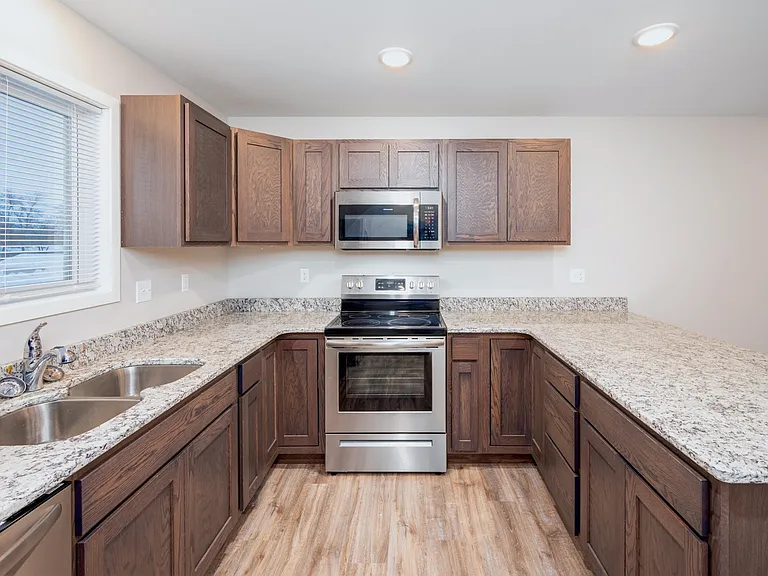 1611 Aspen Dr NE — Photo 3