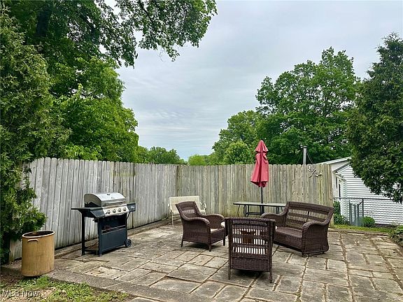 4th image of 414 Hillcrest Dr