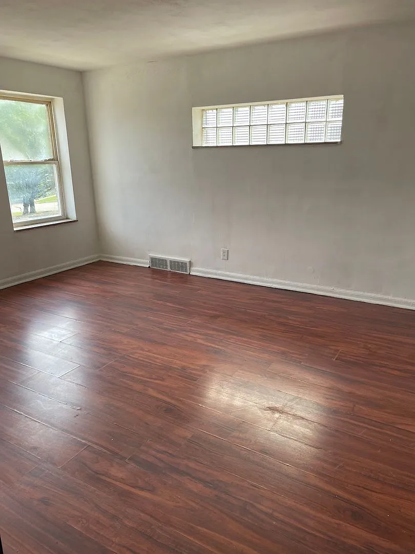 Spacious 1 bed 1 bath apartment for rent - schedule your showing today — Photo 3