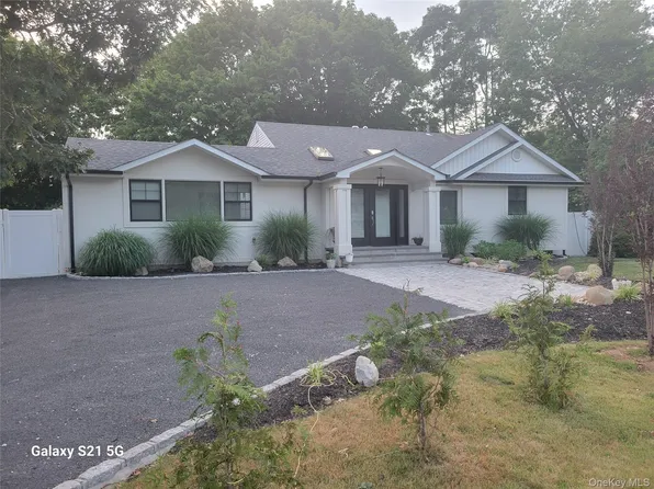 566 Locust Avenue, Oakdale, NY 11769