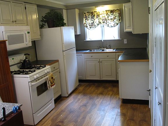 2nd image of 124 Royal Pkwy E