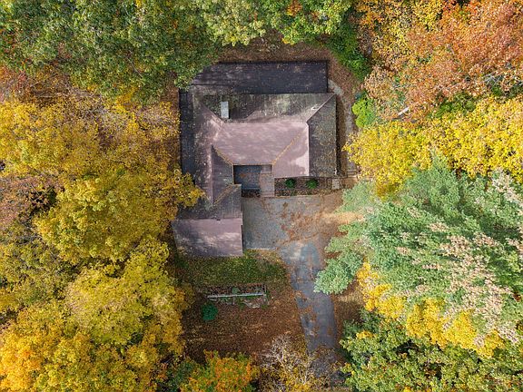 4th image of 212 Woodman Hill Road