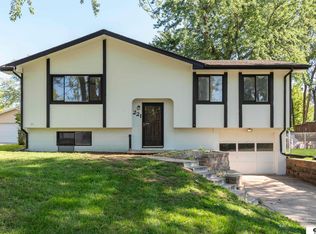221 Sycamore Cir, Gretna, NE 68028