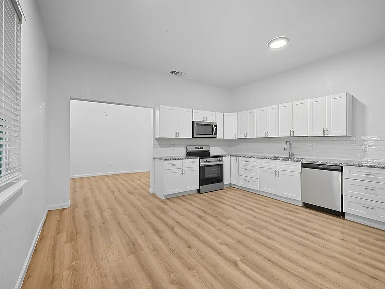 728 S Elm St — Photo 2