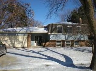 1451 Darwin Ln, Wheaton, IL 60189