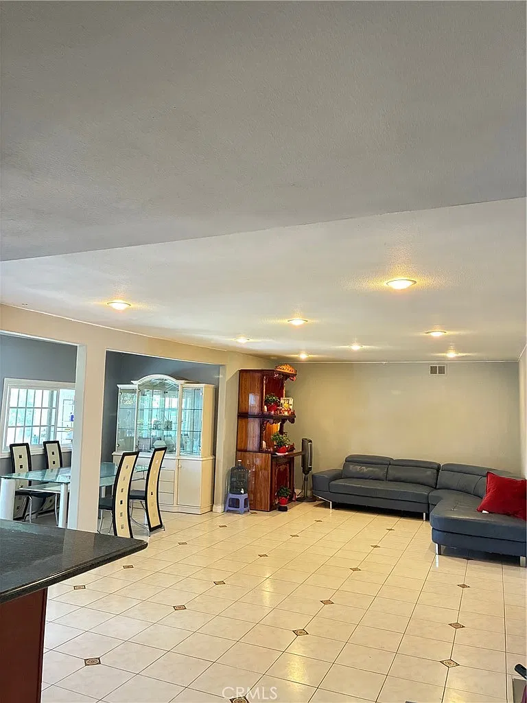 7 bed, 2441 sqft, $6,500 — Photo 4
