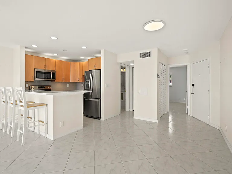 400 Wilma Cir #207 — Photo 6