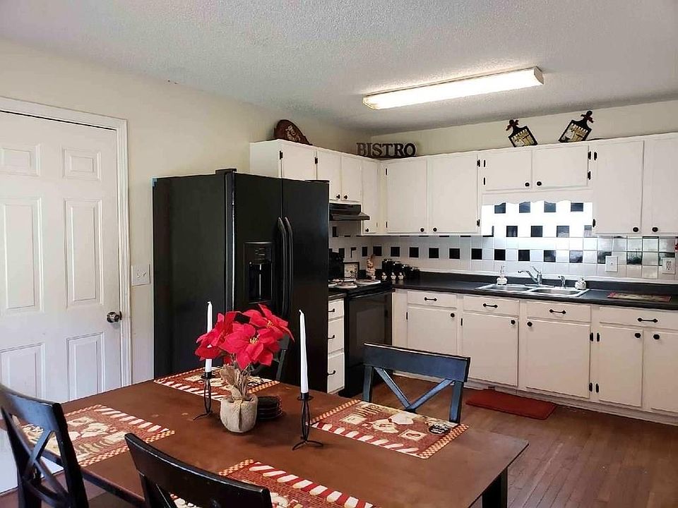 2nd image of 141 Mayflower Cres