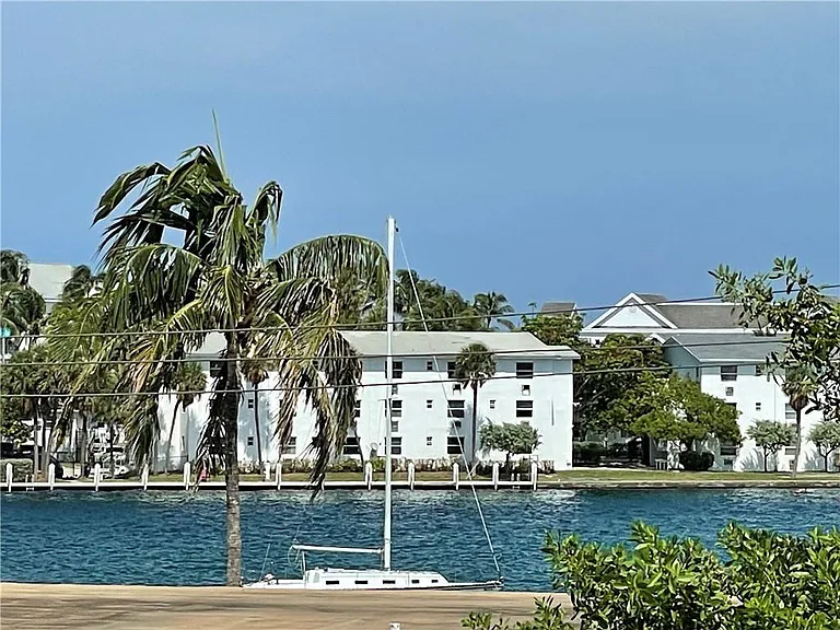 2605 Bay Dr — Photo 37