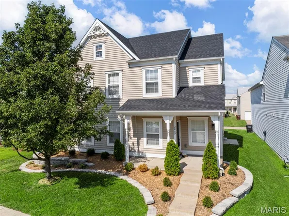 2007 Village Glen Dr, Wentzville, MO 63385